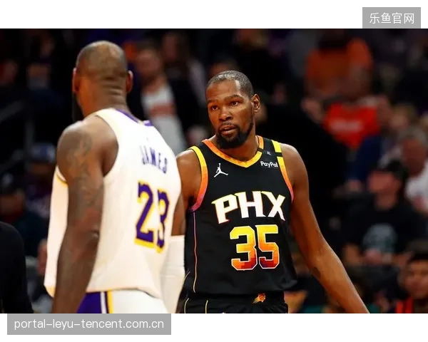 NBA后卫晃飞对手后慢动作上篮引热议——篮球智商与技术的完美混搭